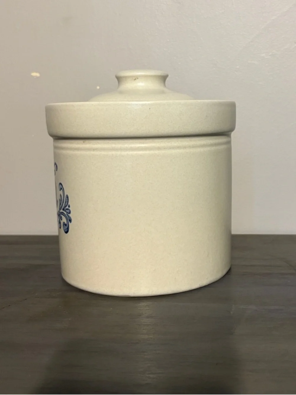 Yorktowne by Pfaltzgraff Stoneware tea Canister. 1 qt 509